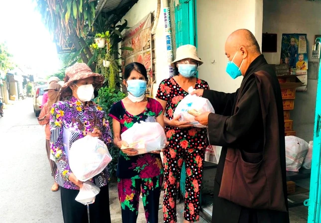 Hòa thượng Thích Chơn Tịnh, Phó ban Từ thiện - Xã hội báo Giác Ngộ trao tiền ủng hộ đến bệnh nhân khó khăn tại Bệnh viện Gia Định - Ảnh: TQ Hòa thượng Thích Chơn Tịnh, Phó ban Từ thiện - Xã hội báo Giác Ngộ trao tiền ủng hộ đến bệnh nhân khó khăn tại Bệnh viện Gia Định - Ảnh: TQ