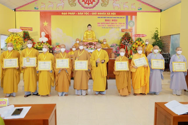 Hòa thượng Thích Thiện Huệ trao Bằng Tuyên dương Công đức đến chư tôn đức