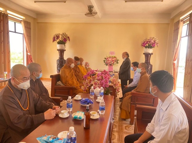 Lãnh đạo Sở Nội vụ chúc mừng chư tôn đức Ban Giám hiệu Trường Trung cấp Phật học tỉnh