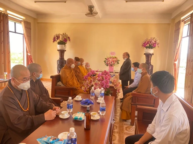 Lãnh đạo Sở Nội vụ chúc mừng chư tôn đức Ban Giám hiệu Trường Trung cấp Phật học tỉnh Lãnh đạo Sở Nội vụ chúc mừng chư tôn đức Ban Giám hiệu Trường Trung cấp Phật học tỉnh