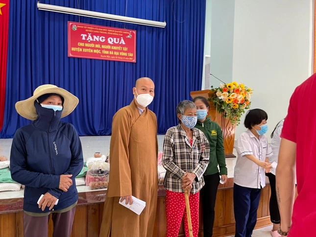 Đoàn đã trao tặng 105 phần quà đến người khiếm thị, khuyết tật ảnh hưởng bởi dịch bệnh Covid-19 Đoàn đã trao tặng 105 phần quà đến người khiếm thị, khuyết tật ảnh hưởng bởi dịch bệnh Covid-19