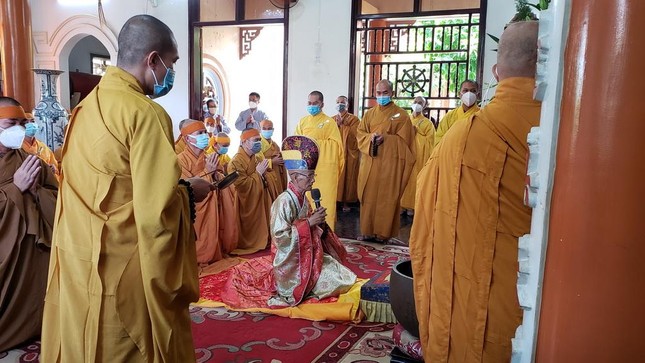 Cử hành nghi thức cúng ngọ và cung tiến Giác linh Hòa thượng