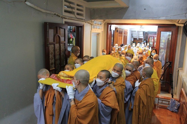 Môn đồ đệ tử cung thỉnh nhục thân Ni trưởng từ thiền thất đến Giác linh đường Môn đồ đệ tử cung thỉnh nhục thân Ni trưởng từ thiền thất đến Giác linh đường