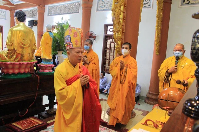 Thực hiện các nghi thức lễ nhập kim quan nhục thân Ni trưởng Thích nữ Hạnh Nghiêm