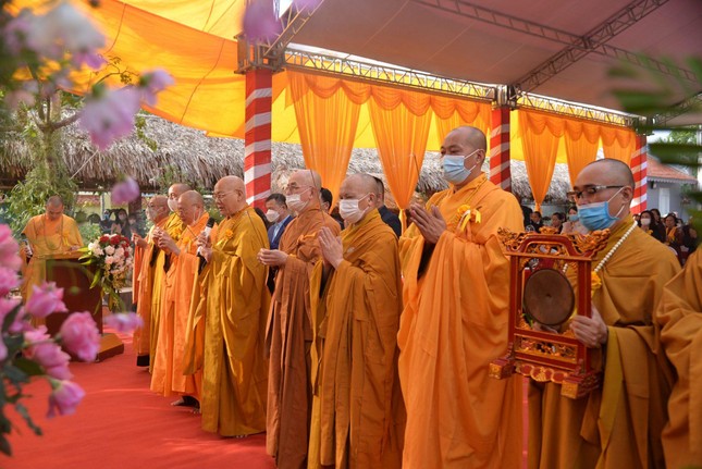 Chư tôn đức thành kính niêm hương tưởng niệm Đức Pháp chủ GHPGVN - Đại lão Hòa thượng Thích Phổ Tuệ tại chùa Kim Đới