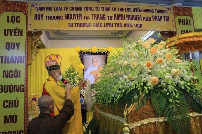 Hòa thượng Thích Viên Đạt đã tuyên pháp ngữ và phất trần