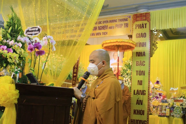 Đại đức Thích Hạnh Chơn đọc điếu văn tưởng niệm của Ban Trị sự GHPGVN TP.Quy Nhơn