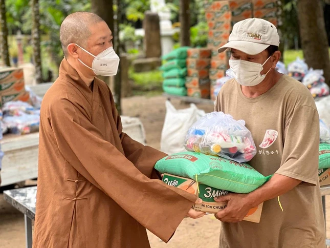 Thượng tọa Thích Thiện Thuận trao quà đến người nghèo ảnh hưởng bởi Covid-19 Thượng tọa Thích Thiện Thuận trao quà đến người nghèo ảnh hưởng bởi Covid-19