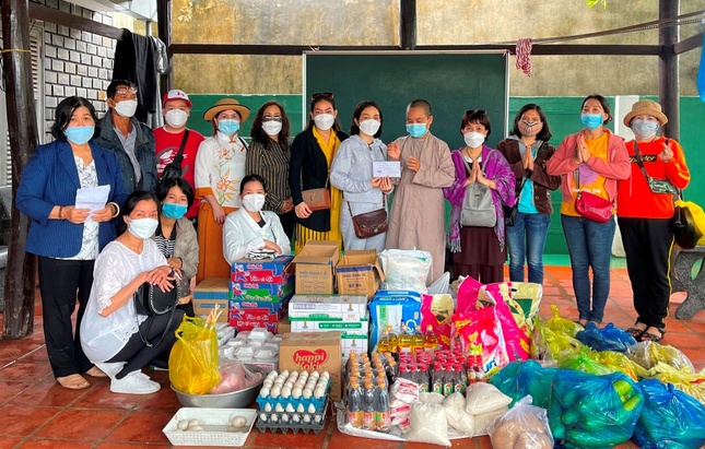 Sư cô Thích nữ Chơn Minh đại diện Mái ấm chùa Phật Bửu tiếp nhận quà tặng từ đoàn thiện nguyện