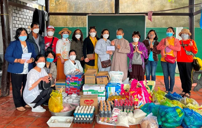 Sư cô Thích nữ Chơn Minh đại diện Mái ấm chùa Phật Bửu tiếp nhận quà tặng từ đoàn thiện nguyện