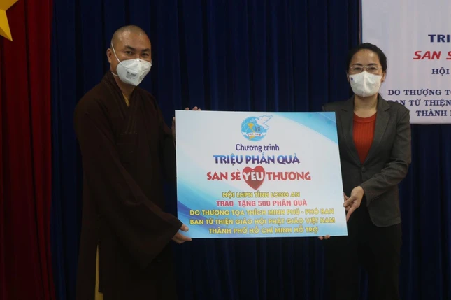 Trao 500 phần quà trong chương trình "Triệu phần quà san sẻ yêu thương"