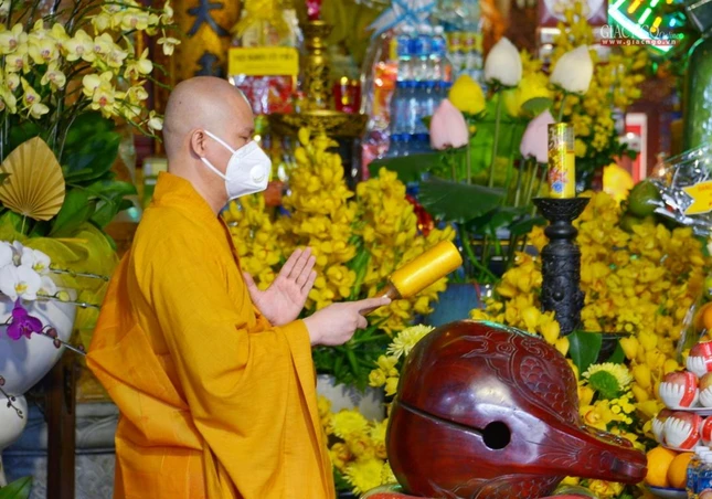 Chư tôn đức Ban Nghi lễ Phật giáo TP.HCM trong nghi thức cung tiến Giác linh