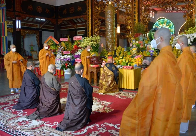 Ban Nghi lễ Phật giáo TP.HCM thực hiện nghi thức cung tiến Giác linh