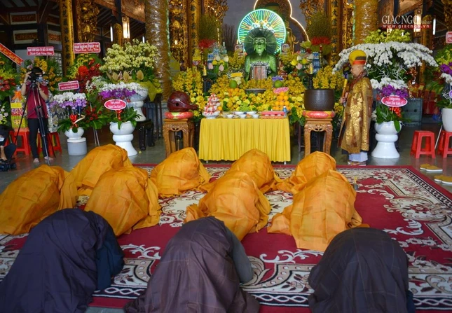 Đảnh lễ trước Giác linh Đức Đệ tam Pháp chủ GHPGVN