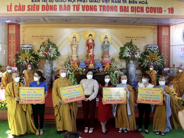 Ban Trị sự TP.Biên Hòa trao bảng ủng hộ đến đại diện các cơ quan để hỗ trợ người dân khó khăn