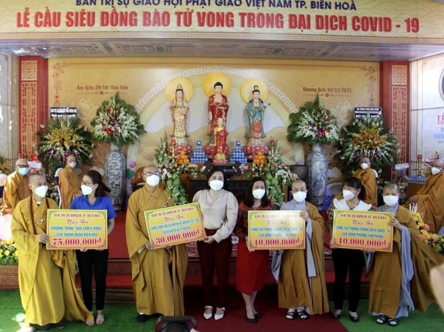 Ban Trị sự TP.Biên Hòa trao bảng ủng hộ đến đại diện các cơ quan để hỗ trợ người dân khó khăn