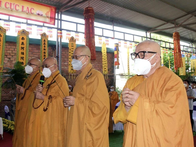 Chư tôn đức Ban Trị sự Phật giáo tỉnh, TP.Biên Hòa niêm hương tưởng niệm nạn nhân tử vong trong đại dịch Covid-19