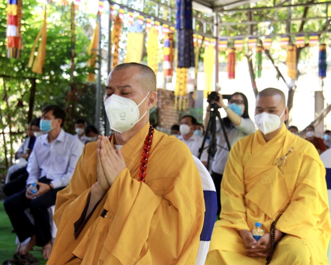 Thượng tọa Thích Minh Trí, Trưởng ban Trị sự Phật giáo TP.Biên Hòa thành tâm cầu nguyện