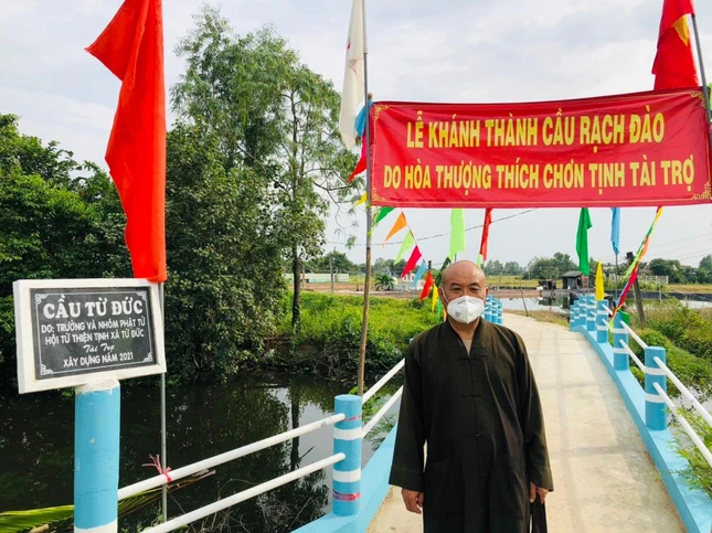 Hòa thượng Thích Chơn Tịnh bàn giao cầu nông thôn tại xã Long Hựu Đông - Ảnh: TQ