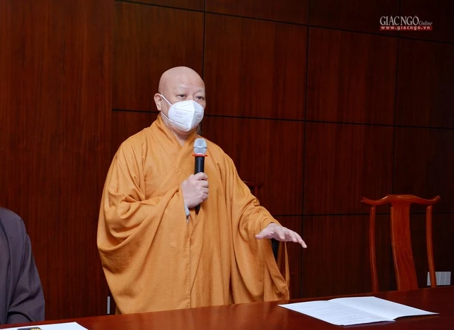 Hòa thượng Thích Lệ Trang góp ý kiến tại buổi họp