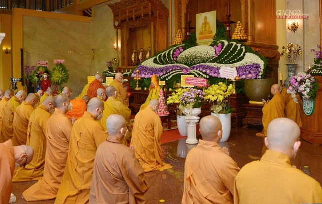 Chư vị giáo phẩm, Tăng Ni đảnh lễ Trưởng lão Hòa thượng Thích Trí Quảng tại Tổ đường Việt Nam Quốc Tự