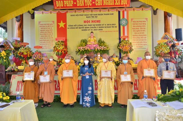 Đại diện UBND quận Thanh Khê trao tặng Giấy khen cho các tập thể, cá nhân