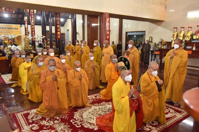 Chư tôn đức niêm hương bạch Phật