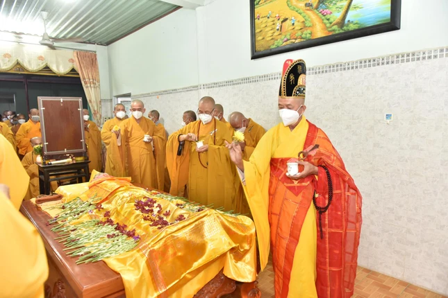 Sái tịnh nhục thân Hòa thượng