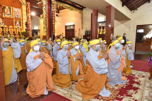 Môn đồ pháp quyến đảnh lễ Giác linh Hòa thượng