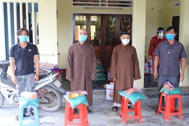 Kịp thời tặng những phần quà đến các gia đình có hoàn cảnh khó khăn