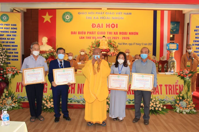 Ban Trị sự GHPGVN thị xã Hoài Nhơn đã tặng Bằng tuyên dương công đức cho 4 cá nhân