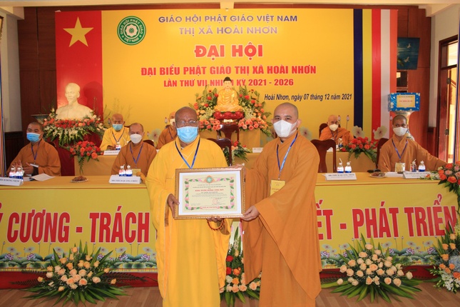 Trao Bằng tuyên dương công đức của Ban Trị sự GHPGVN tỉnh Bình Định đến Hòa thượng Thích Thích Hạnh Bảo