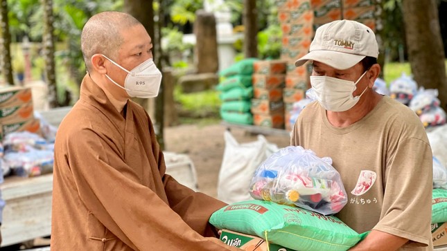 Thượng tọa Thích Thiện Thuận trao quà đến gia đình khó khăn