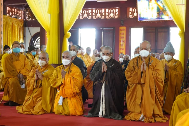 Môn đồ pháp quyến đảnh lễ Giác linh Đức Đệ tam Pháp chủ GHPGVN - Đại lão Hòa thượng Thích Phổ Tuệ