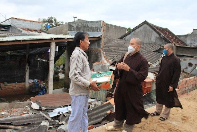Thượng tọa Thích Quảng Duy động viên bà con vượt qua giai đoạn khó khăn