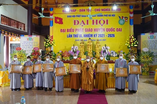 Chư tôn đức Tăng Ni nhận Bằng tuyên dương công đức của GIáo hội TP.Hà Nội