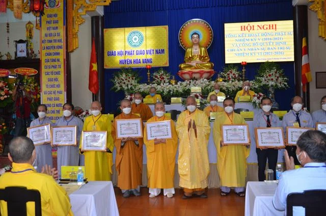 Chư tôn đức Tăng Ni, Phật tử thuộc Phật giáo huyện nhận Bằng tuyên dương công đức của Ban Trị sự GHPGVN TP.Đà Nẵng