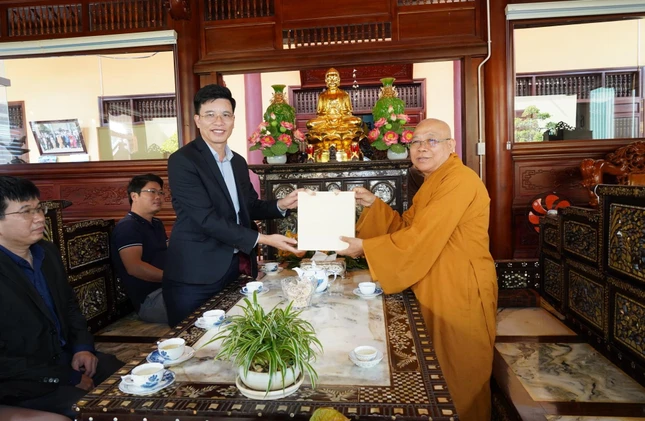 Ông Nguyễn Tiến Trọng tặng quà chúc mừng đến Hòa thượng Thích Quảng Xả