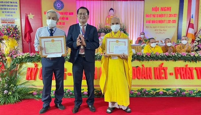 Lãnh đạo TP.Hội An trao Bằng khen đến thành viên Ban Trị sự Thành phố