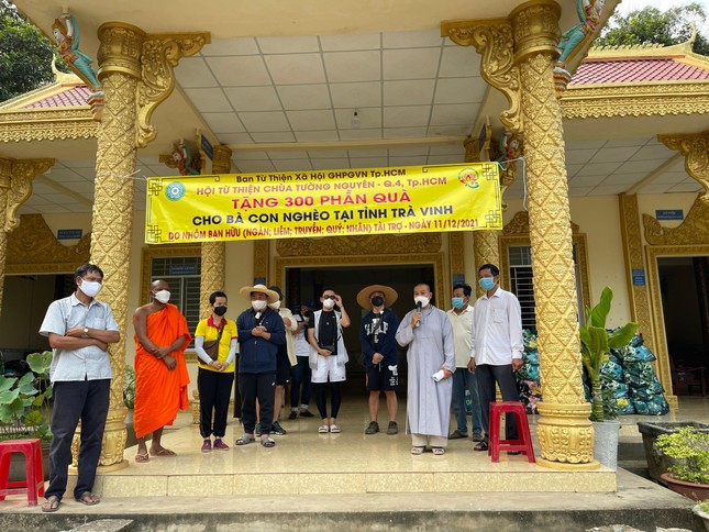 Trao quà đến bà con khó khăn tại tỉnh Trà Vinh - Ảnh: TN