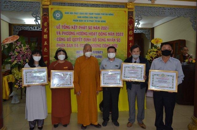 Thành viên Phân ban Cư sĩ Phật tử nhận Bằng tuyên dương công đức