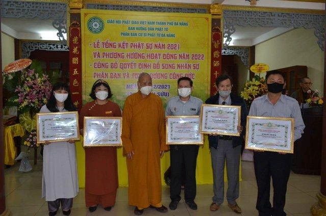 Thành viên Phân ban Cư sĩ Phật tử nhận Bằng tuyên dương công đức