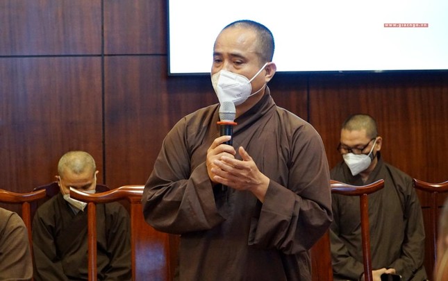 Thượng tọa Thích Tâm Hải, Trưởng ban Thông tin - Truyền thông báo cáo tại buổi họp Thượng tọa Thích Tâm Hải, Trưởng ban Thông tin - Truyền thông báo cáo tại buổi họp