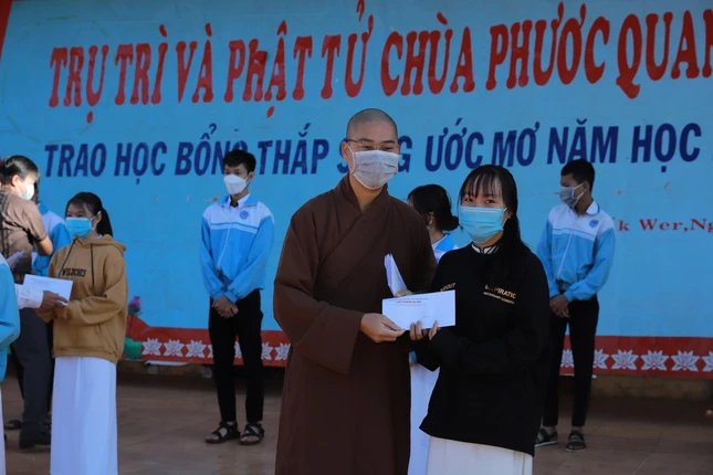 Đại đức Thích Chúc Tấn trao quà đến học sinh