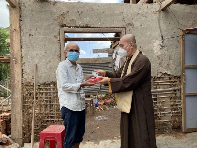 Trao quà đến những gia đình đặc biệt khó khăn do bị ảnh hưởng nặng bởi mưa lũ