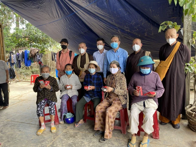 Trao quà đến những gia đình khó khăn