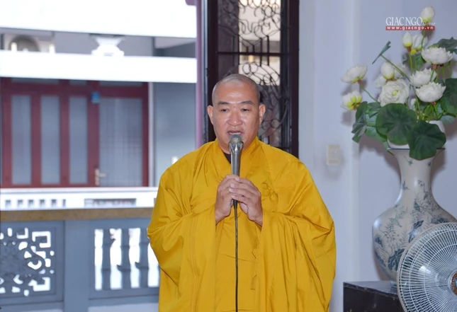 Thượng tọa Thích Phước Nguyên, dẫn chương trình lễ tưởng niệm