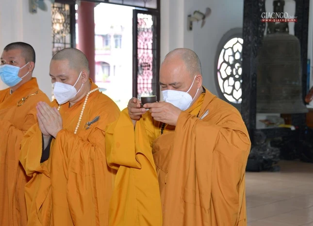 Chư Tăng đại diện môn đồ pháp quyến thành kính dâng trà cúng dường