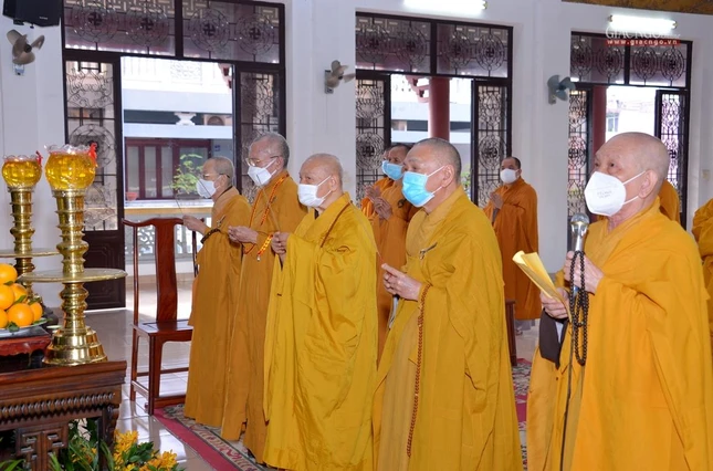 Chư vị giáo phẩm thành kính niêm hương tưởng niệm Đức Đệ nhất Pháp chủ GHPGVN - Đại lão Hòa thượng Thích Đức Nhuận