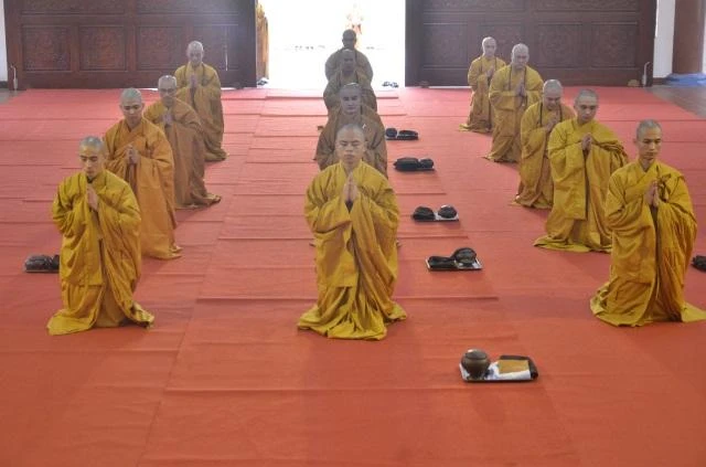 Các tân Tỳ-kheo phải luôn tu tập hành trì y pháp, y luật chuyên cần học hỏi giới pháp của Đức Phật Các tân Tỳ-kheo phải luôn tu tập hành trì y pháp, y luật chuyên cần học hỏi giới pháp của Đức Phật